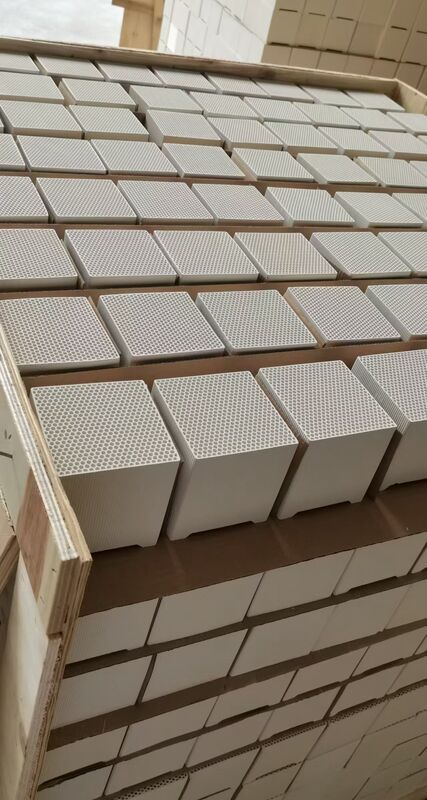 Densité de trou de nid d'abeille optimisée Brique de corindon mullite de nid d'abeille pour maximiser l'efficacité de l'échange thermique Matériau réfractaire
